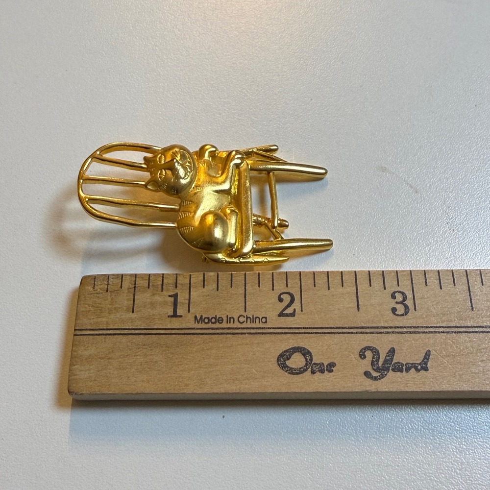JJ Jonette Jewelry Vintage Gold Tone Cat on Chair Figural Brooch Pin Whimsical - Picture 5 of 5